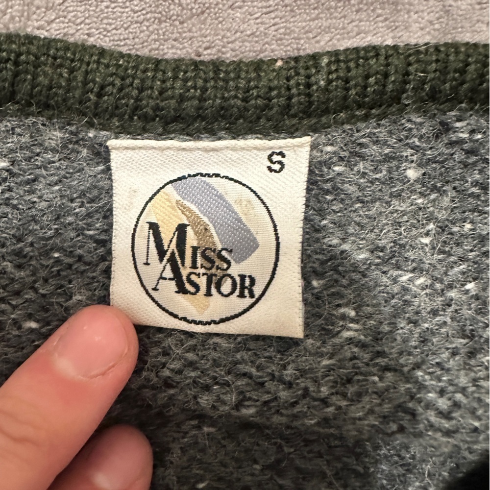 Vintage Grey Embroidered Knit Cardigan Size Small Women’s by Miss Astor - Picture 9 of 10